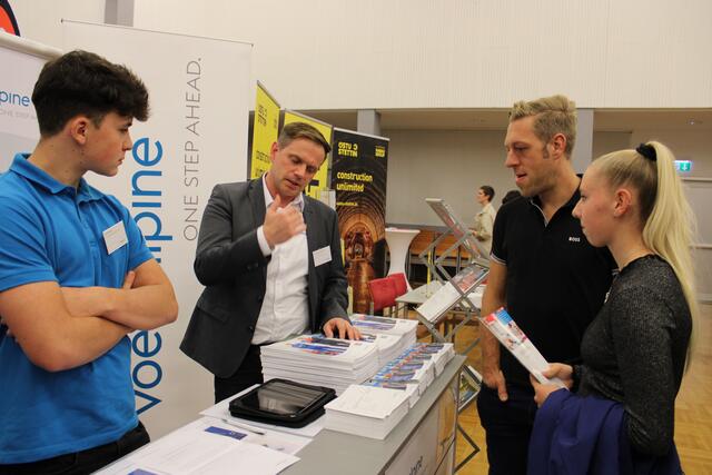 Die Besucherinnen und Besucher konnten mit den Betrieben gute und informative Gespräche führen. | Foto: MeinBezirk.at/Kaluza