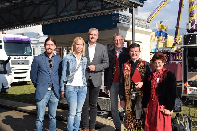 Gemeinderat Hermann Angerer, Marktleiterin Andrea Primus, Bürgermeister Hannes Primus, Stadtwerke-Beirat Karl Heinz Smole, Stadtpfarrer Christoph Kranicki, Gemeinderätin Johanna Cesar | Foto: MeinBezirk.at