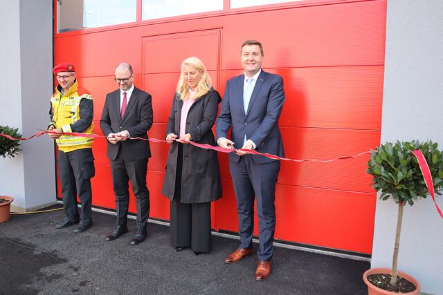 Offizielle Eröffnung am 6. Oktober: v.l.: Branddirektor Christian Puchner, Stadtrat Dietmar Prammer, Magistratsdirektorin Ulrike Huemer, Stadtrat Michael Raml.

 | Foto: Berufsfeuerwehr der Stadt Linz