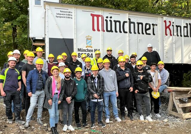 Beim Lehrlingsausflug 2022 wurde unter anderem die Großbaustelle bei der Brauerei „Münchner Kindl“ besichtigt.  | Foto: Bodner Gruppe