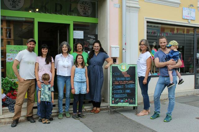 Obfrau Edith Christa Ortner und der Vereinsgründer Marc Ortner (rechts) mit den Betreiberinnen des Bio-Bauernladens Maria Brauchart und Elena Sanz und den Mitgliedern der Lebensmittelkooperative Deutschlandsberg: Fritzi Leitgeb, Mael, Lilo Aigner, Noreia, Anita Kiefer | Foto: KK
