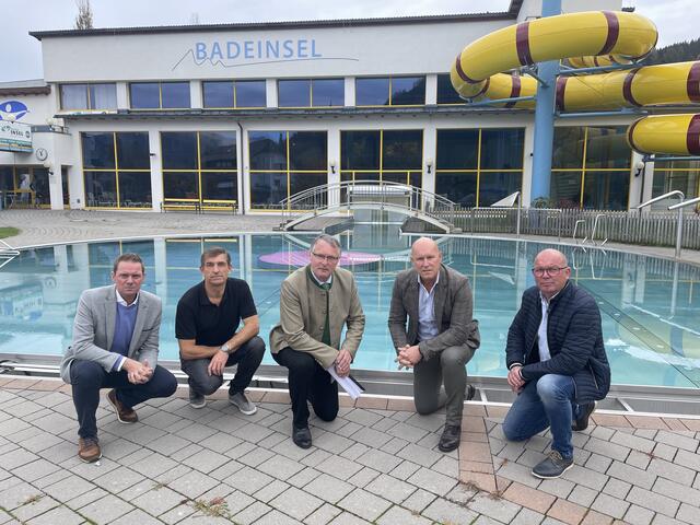 Das BadeInsel-Becken hinter diesen fünf Herren hat im Winter normalerweise offen. Jetzt ist dieser Außenbereich gesperrt. Von links: Vizebürgermeister Harald Moser (ÖVP), Geschäftsführer Julius Schmalz, Bürgermeister Georg Gappmayer (ÖVP), Gemeinderat Eduard Egger (FPÖ), und der Zweite Vizebürgermeister, Helmut Steger (SPÖ). | Foto: Peter J. Wieland