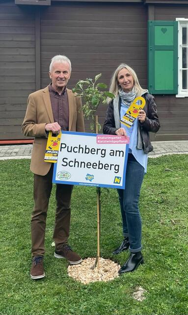 Bürgermeister Florian Diertl mit Umweltgemeinderätin Doris Schlichtinger und dem ersten, gesetzten, Bäumchen. | Foto: Gemeinde Puchberg