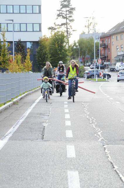 Mit der Schwimmnudel wurde der Sicherheitsabstand von eineinhalb Meter veranschaulicht. | Foto: Radlobby Vöcklabruck
