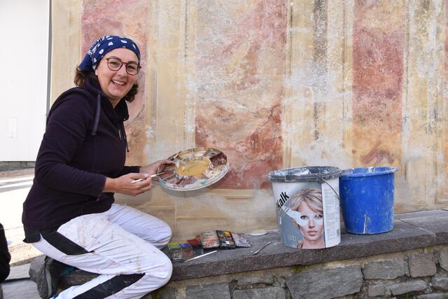 Veronika Nairz von der Firma Franz Niederhauser arbeitet an der Schöberlkapelle mit Skalpell und original Kohlfarbpigmenten | Foto: Kainz