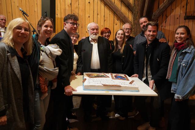 Die Familie Haubenwallner-Pasterk mit großer Überraschungstorte  | Foto: Andrea Glatzer