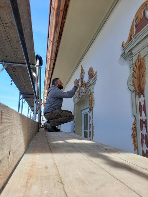 Restaurator Siegmund Eller ist ein Meister seines Fachs – logisch, dass der Schönberger die Auffrischung der Dekorationsmalereien am Widum übernahm | Foto: privat
