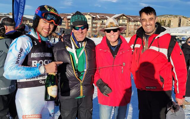 Simon mit Vater Rainer, Billy Kidd und Guilermo Avila-Paz, der 1988 und 1992 für Bolivien bei Olympia am Start war (von links). | Foto: World Pro Ski Tour