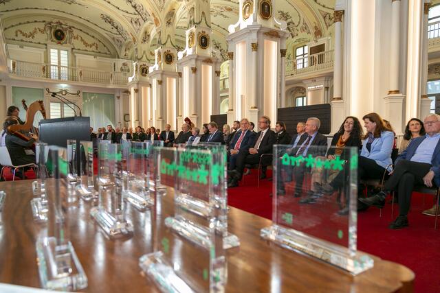 Die Trophäen für Persönlichkeiten, Initiative Bürgerinnen und Bürger und Vertreterinnen und Vertreter der Zukunftsgemeinden in der Aula der Alten Universität in Graz. | Foto: Foto Frankl