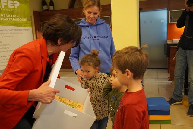 Die Kinder des Praxiskindergartens Bischofshofen erhalten die Box überreicht.  | Foto: Julia Hettegger