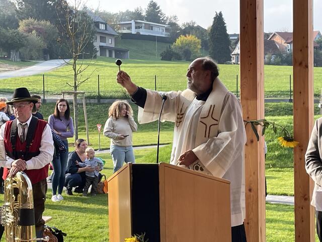 Pfarrer Michael Seidl segnete das Gebäude mit all seinen Räumlichkeiten. | Foto: RegionalMedien Steiermark/Hofmüller