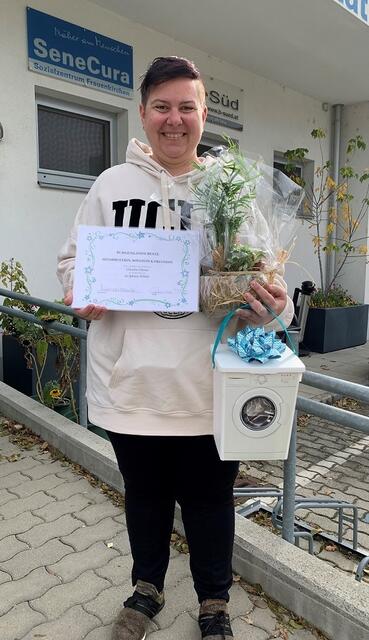 Claudia Glantz nahm ihre Urkunde und die mit kleinen Geschenken gefüllte Waschmaschine stolz entgegen.   | Foto: SeneCura