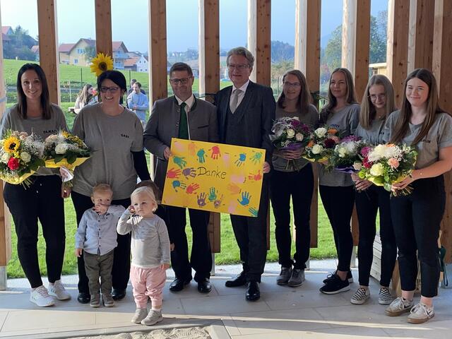 Ein Geschenk von den Kindern an Landeshauptmann Christopher Drexler (4.v.l.)  | Foto: RegionalMedien Steiermark/Hofmüller