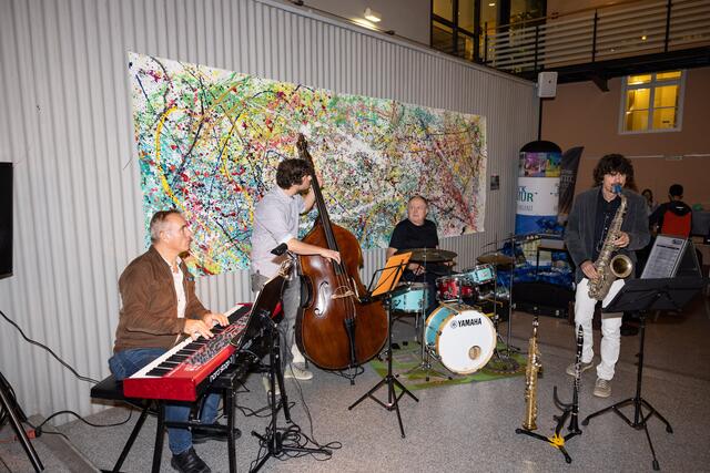 Das „Jazz-Lounge-Quartet“ rund um Nik Wonisch musizierte im Rathaus-Innenhof. | Foto: Martin Meieregger