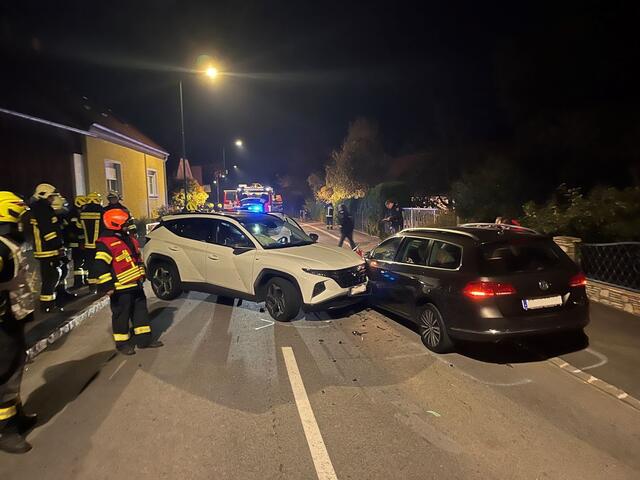 Zwei Pkw waren in der Kroisegger Straße zusammengestoßen. | Foto: Feuerwehr Grafenschachen