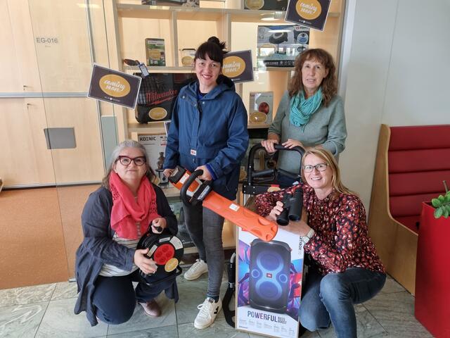 Projektleiterin Karin Grossmann, Gemeinderätin Karin Blum, Bibliotheksmitarbeiterin Brigitte Posch und Stadtbibliotheksleiterin Christa Majnek. | Foto: Stadtgemeinde Traiskirchen