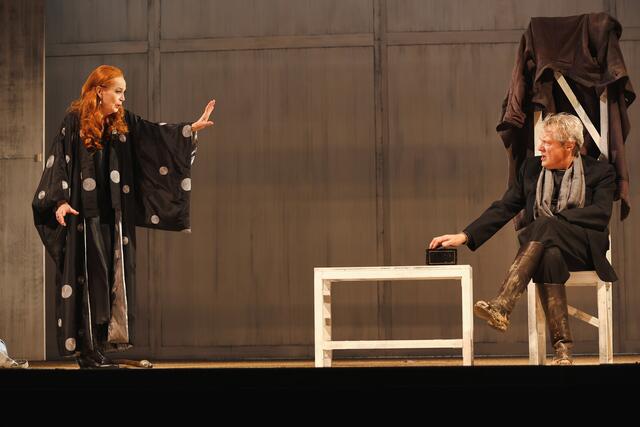 Hier im Rahmen des Stücks "Im Wald", das gerade im Theater in der Josefstadt aufgeführt wird: Schauspielerin Andrea Jonasson (als Raissa Pawlowna Gurmyscheskaja) und Theater-Direktor Herbert Föttinger (Gennadij Nestschastliwzew). | Foto: Moritz Schell