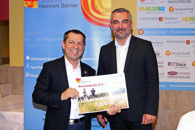 Der Gesamtsieg bei der "spusu Gemeindechallenge" im Burgenland ging an die Gemeinde Mischendorf: Bgm. Martin Csebits und LR Heinrich Dorner | Foto: Landesmedienservice