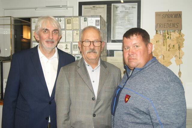Thomas Pulle, Gerhard Hager und Bürgermeister Arthur Rasch sind von der neuen Ausstellung begeistert. | Foto: Heimo Huber