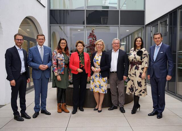 LR Daniel Zadra (Vorarlberg), LR Markus Achleitner (Oberösterreich), LR Sara Schaar (Kärnten), LR Ursula Lackner (Steiermark), Ministerin Leonore Gewessler, LH-Stv. Heinrich Schellhorn (Salzburg), LH-Stv. Astrid Eisenkopf (Burgenland), StR Peter Hanke (Wien) (v.l.) | Foto: Land Steiermark/Michael Samec