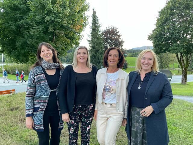 Sarah Bergleitner (Parteivorsitzende Saalfelden), die neu gewählte Frauenvorsitzende Arabela Pasalic, Marianne Auer-Enzinger (Vorsitzende der SPÖ Frauen Pinzgau) und Landtagsabgeordnete Barbara Thöny – gemeinsam stark für Frauen-Themen.

 

  | Foto: SPÖ Saalfelden