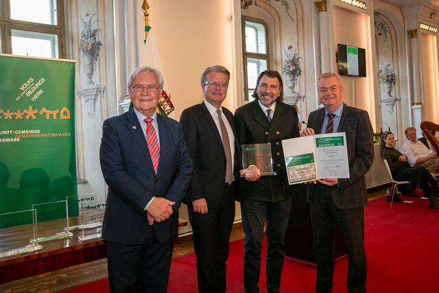 Deutschlandsbergs Bürgermeister Josef Wallner hat die Auszeichnung für die Lebensmittelkooperative in der Aula der Alten Universität entgegengenommen.
 | Foto: Foto Frankl