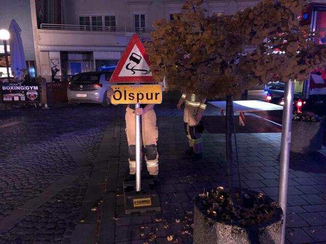 Vorsicht Ölspur! Ein Fahrzeug zog am Donnerstag, 13. 10. 2022 eine Ölspur durch das gesamte Rieder Stadtgebiet. Die Freiwillige Feuerwehr Ried war mit sieben Kräften im Einsatz. | Foto: FF Ried