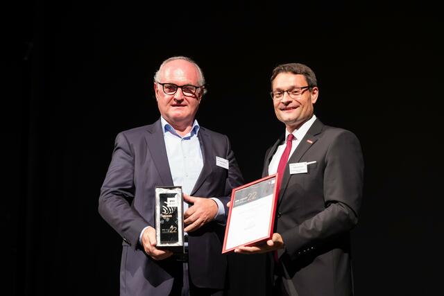 Biohort-Eigentümer Dr. Josef Priglinger (li.) mit dem Geschäftsführer der Handwerkskammer Niederbayern-Oberpfalz Alexander Stahl (re.) bei der Preisverleihung des BBA in Passau. | Foto: BBA