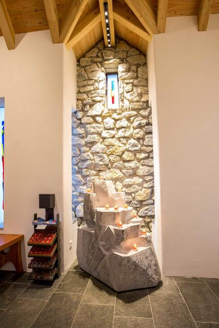 Der Lichterstein in der Kapelle, der ebenso wie die Kapelle von Einheimischen Künstlern geschaffen wurde. | Foto: Peter Hergel