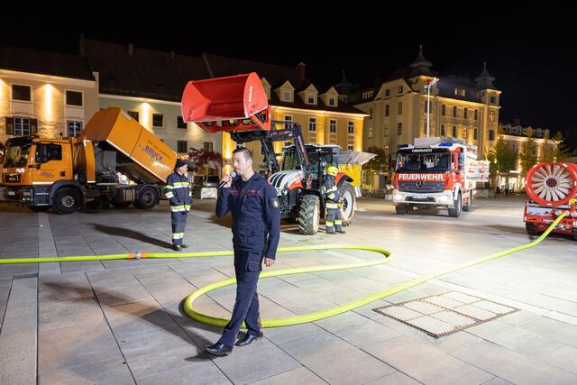 Am Hauptplatz gab es Vorführungen der Brucker Feuerwehr. | Foto: Martin Meieregger