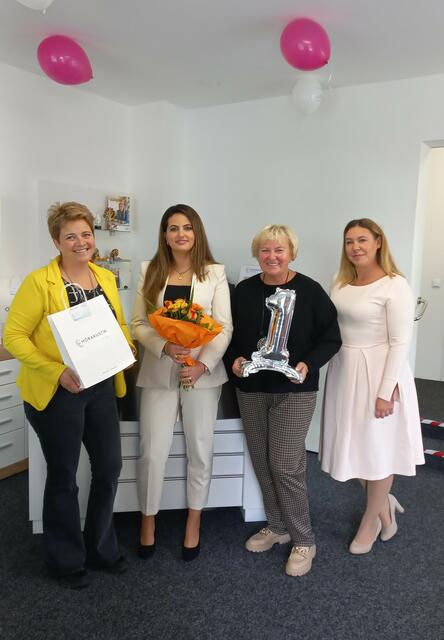 Die Stadträtinnen Anita Tretthann und Doris Sunk stellten sich als Gratulantinnen ein und wünschten Frau Jashari und ihrem Team auch weiterhin „Alles Gute“ für die berufliche Zukunft. | Foto: Stadtgemeinde Bad Vöslau