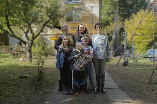 Komparsen gesucht: vorne: Emma Lotta Simmer, Nino Tatzber, Lion Tatzber; hinten: Marie-Luise Stockinger, Gerti Drassl, Ulrike Kofler | Foto: Darryl Oswald / Film AG