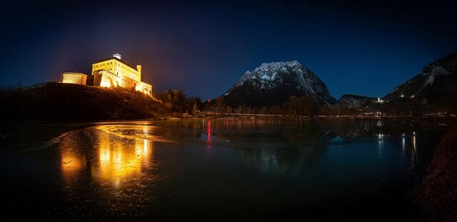 Wer im Schlossteich Stüberl zu Gast ist, darf sich über diesen Ausblick auf das Schloss Trautenfels und den Grimming freuen. | Foto: Christoph Huber