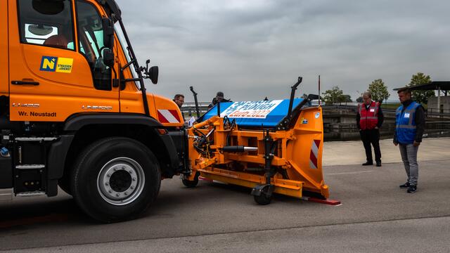 Ablegen der Schaufel auf einer Holzlatte | Foto: Christian Nowotny