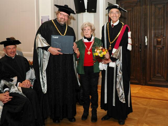 v.l.: Laudator Dirk Rupnow, Ehrenbürgerin Sabine Weiss und Rektor Tilmann Märk  | Foto: Uni Innsbruck