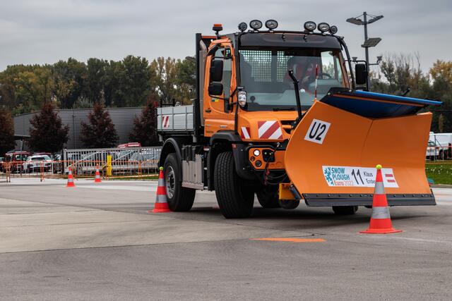 Slalom mit dem Unimog. Dier Tennisball bleibt oben. | Foto: Christian Nowotny