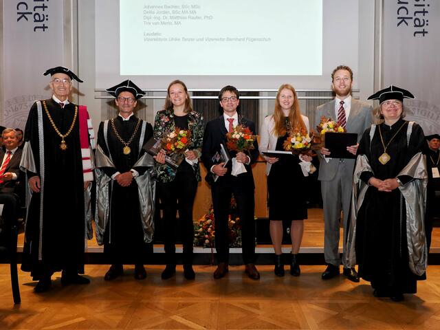 v.l.: Rektor Tilmann Märk, Laudator Bernhard Fügenschuh, die Preisträger*innen Trix van Mierlo, Matthias Rauter, Delila Jordan und Johannes Bachler, Laudatorin Ulrike Tanzer  | Foto: Uni Innsbruck