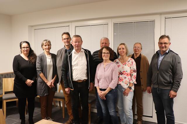 Bgm. Martin Auer (re.) mit dem neuen Ausschuss des Pflegevereins Tobadill: Christine Petter, Monika Repple, Hermann Senn, Obm. Franz Kathrein, Brunhilde Falch, Peppi Koller, Brigitte Schmid und Margit Preuss (v.l.). | Foto: Othmar Kolp