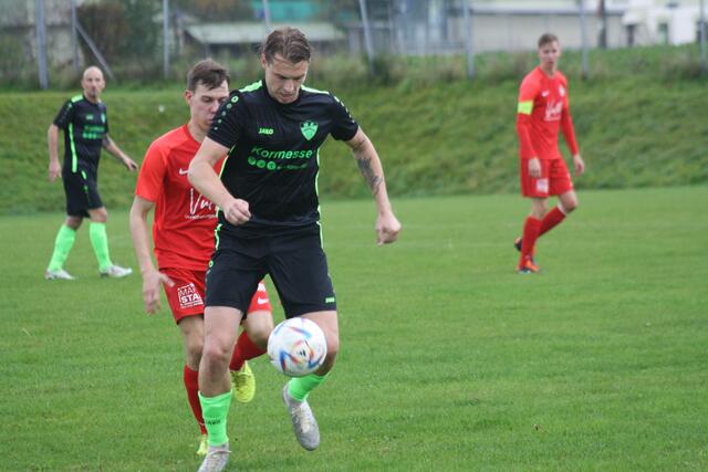 SCE-Spielertrainer Radek Gulajev (schwarz)