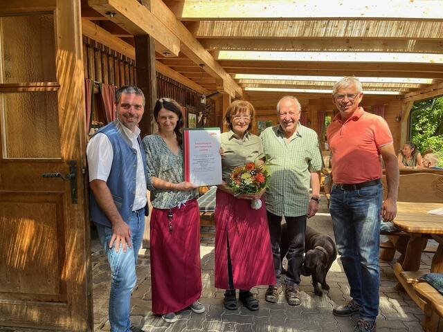 Christian Hollinger und Egon Hierzegger (links und rechts) überbrachten Glückwünsche zum 30-jährigen Betriebsjubiläum an Isabella, Veronika und Karl Rieger. | Foto: WKO Ennstal/Salzkammergut