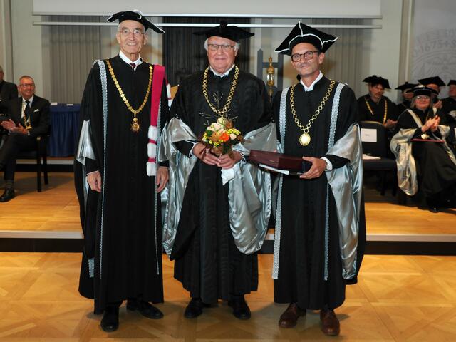 v.l.: Rektor Tilmann Märk, Ehrensenator Martin Herrenknecht und Laudator Bernhard Fügenschuh  | Foto: Uni Innsbruck