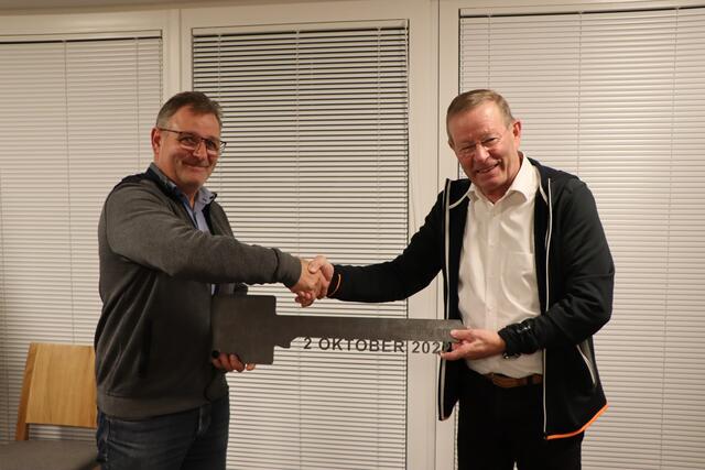 Symbolische Schlüsselübergabe für die neuen Räumlichkeiten: Bgm. Martin Auer (li.) und Obmann Franz Kathrein. | Foto: Othmar Kolp