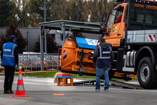 Der blaue Grundstein sollte liegen bleiben | Foto: Christian Nowotny