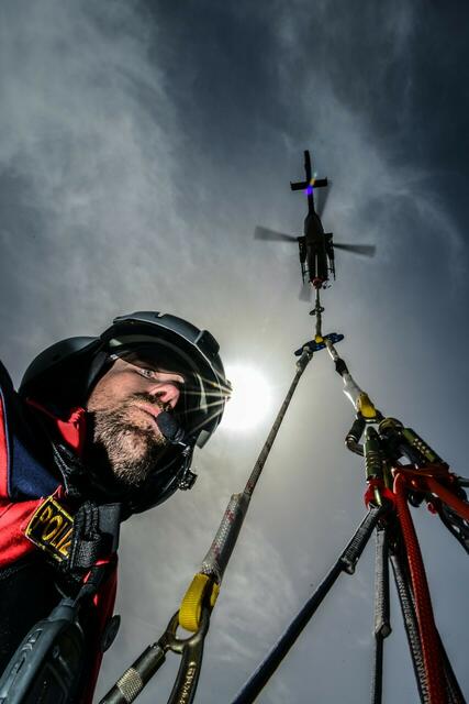 Roland Groll am Hubschrauber. | Foto: LPD-NÖ/Höller