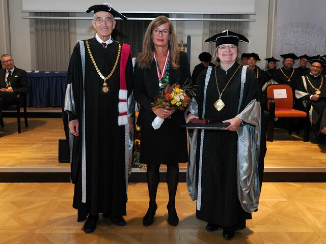 v.l.: Rektor Tilmann Märk, Ehrenbürgerin Sabine Gruber und Laudatorin Ulrike Tanzer  | Foto: Uni Innsbruck