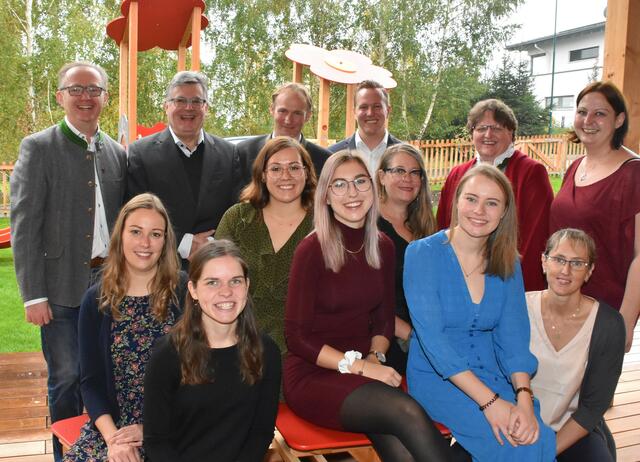 Bei der Eröffnung der Kinderkrippe Birkfeld, hintere Reihe v.l.: Robert Reitbauer, Pfarrer Johann Schreiner, Bgm. Oliver Felber, Vizebgm. Patrick Derler, LAbg. Silvia Karelly. Vorne und hinten rechts: Kinderkrippenleiterin Anja Erjauz (m.) mit ihrem gesamten Team | Foto: RegionalMedien Steiermark/Hofmüller