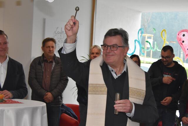 Pfarrer Johann Schreiner segnete die neue Kinderkrippe in Birkfeld. | Foto: RegionalMedien Steiermark/Hofmüller