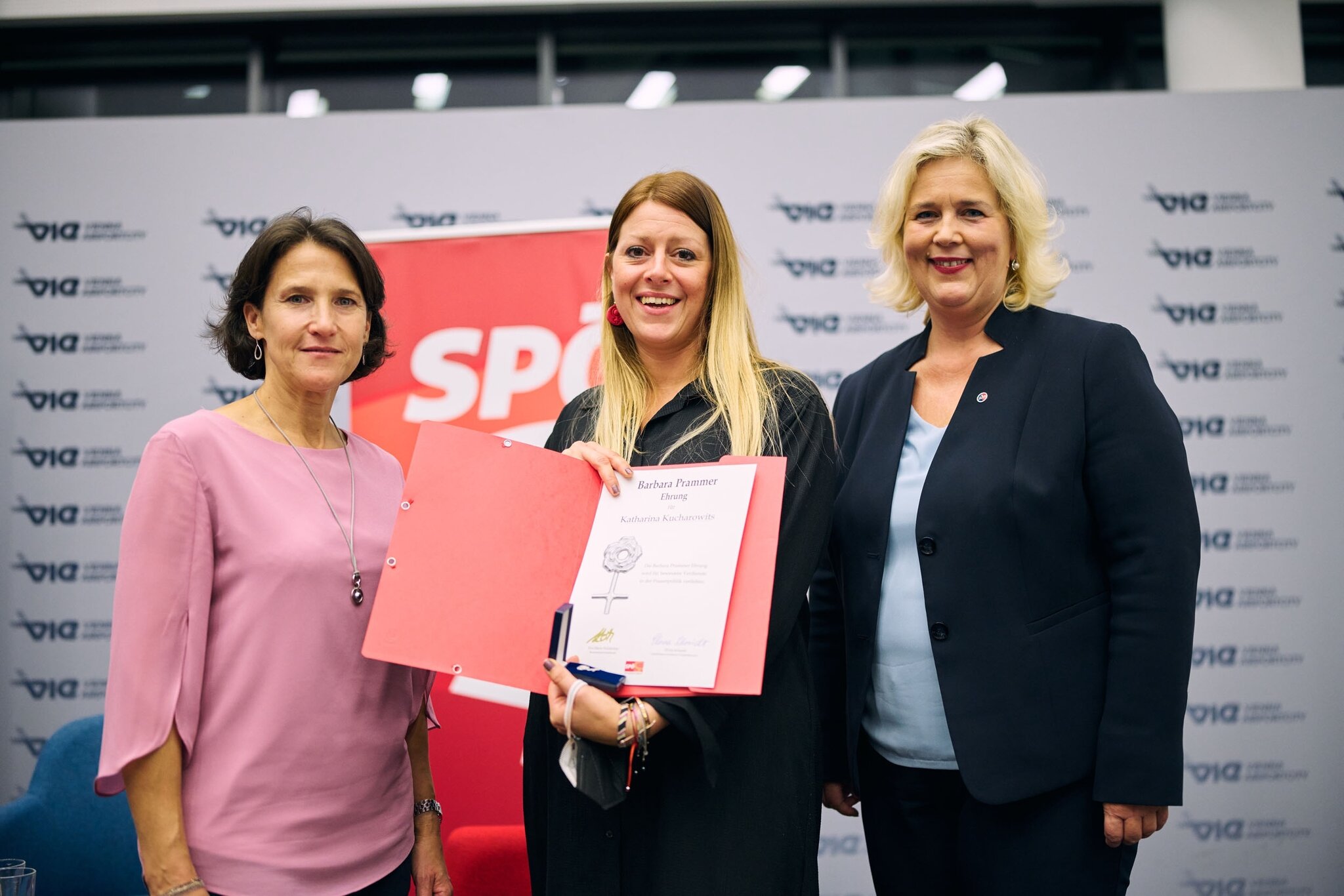 Auszeichnung Ehrennadel für Nationalrätin Katharina Kucharowits