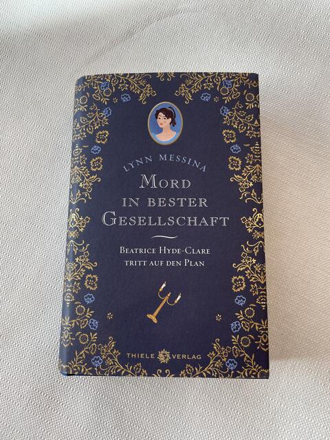 Bei den "Krimi-Helden" steht "Mord in bester Gesellschaft" von Lynn Messina hoch im Kurs. Angesiedelt in England, wo ein Mord eine elegante Teegesellschaft durcheinanderwirbelt. "Ein Feel-Good-Krimi mit schlagfertigen Dialogen, zugleich sehr spannend", so Buchhändlerin Claudia Held. | Foto: Lisa Gold