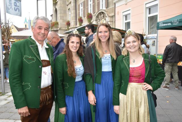 Präsentierten sich auch am Laufsteg: Landesweinbaudirektor Werner Luttenberger und die steirischen Weinhoheiten in echter Tracht. | Foto: Waltraud Fischer